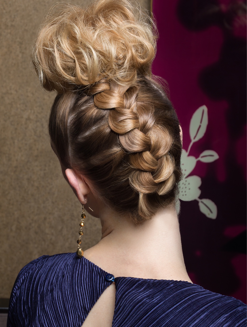 Le bun tressé dégage le visage de façon idéale et revisite le classique chignon de danseuse.