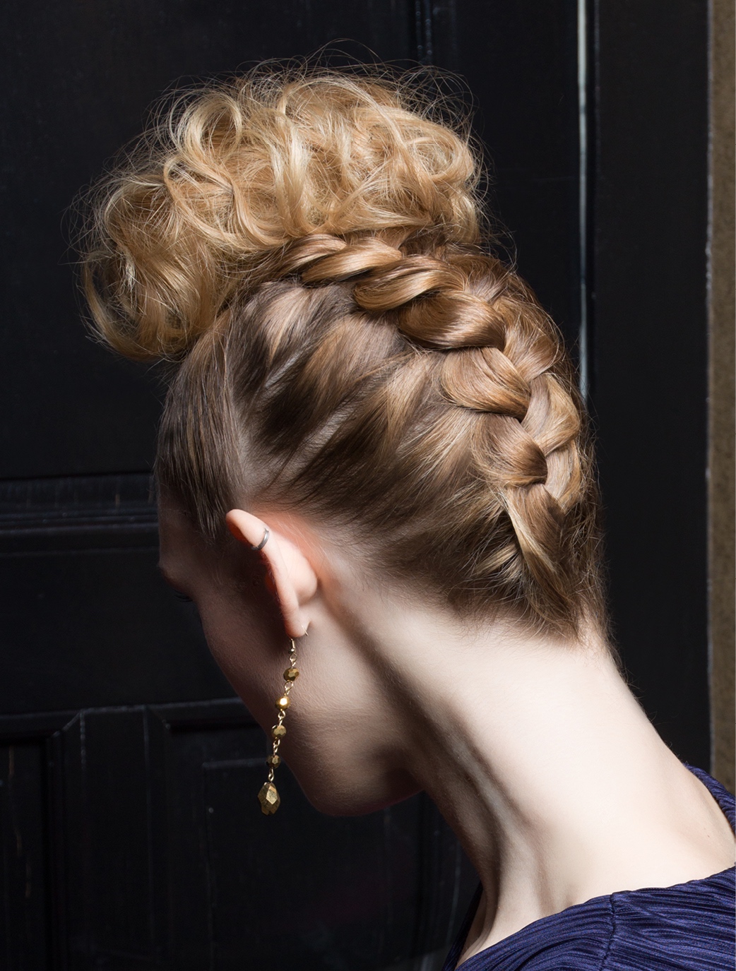 Le bun tressé dégage le visage de façon idéale et revisite le classique chignon de danseuse.