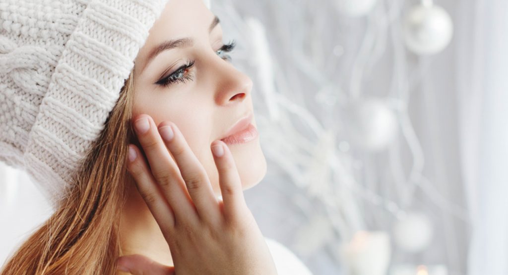 En hiver notre cuir chevelu est mis à rude épreuve, retrouvez tous nos conseils pour adapter votre routine et soulager les irritations du cuir chevelu.